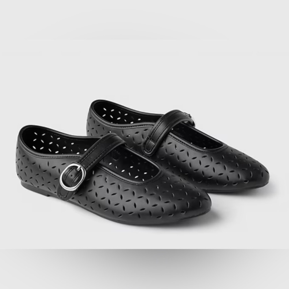 GAP Eyelet Mary Jane Flats - Size 8 - wore once!